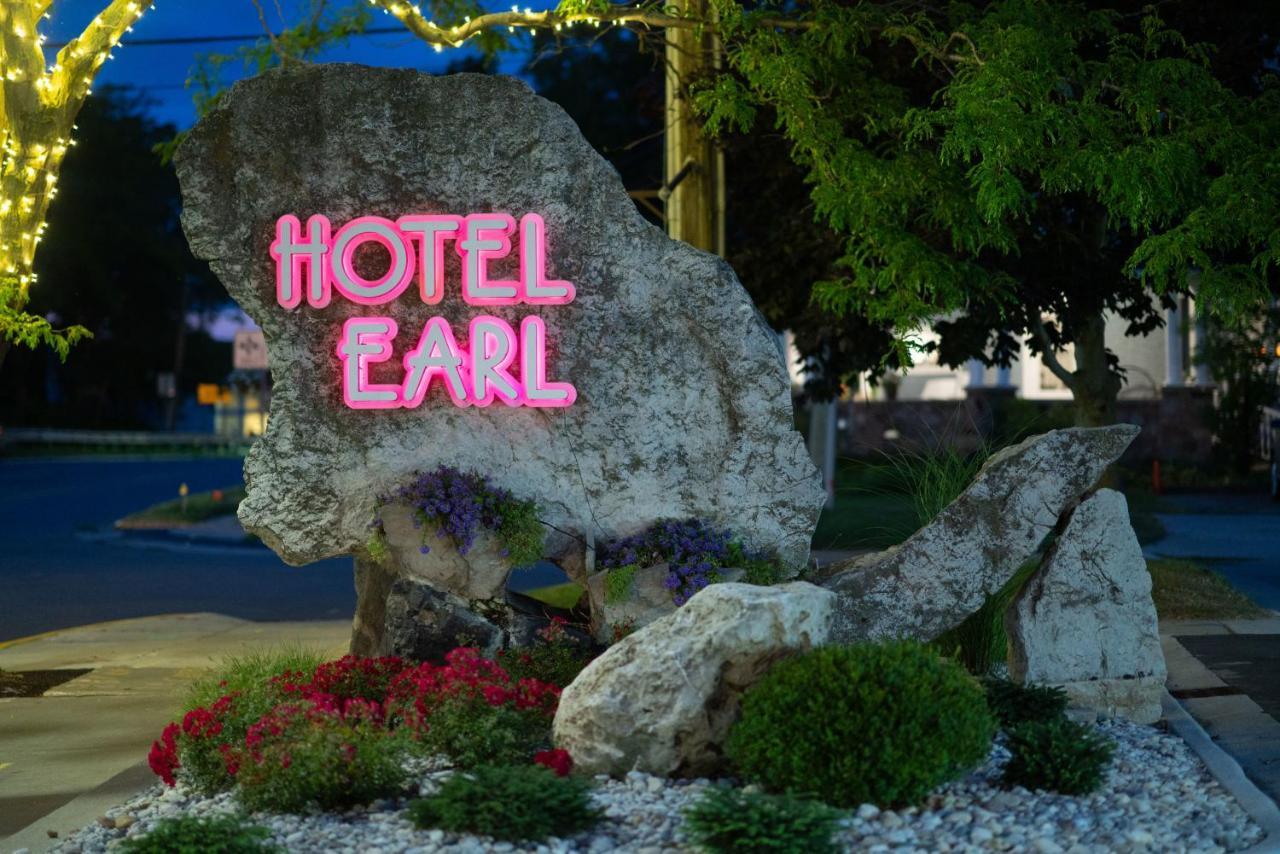 The Earl In Charlevoix Hotel Exterior photo